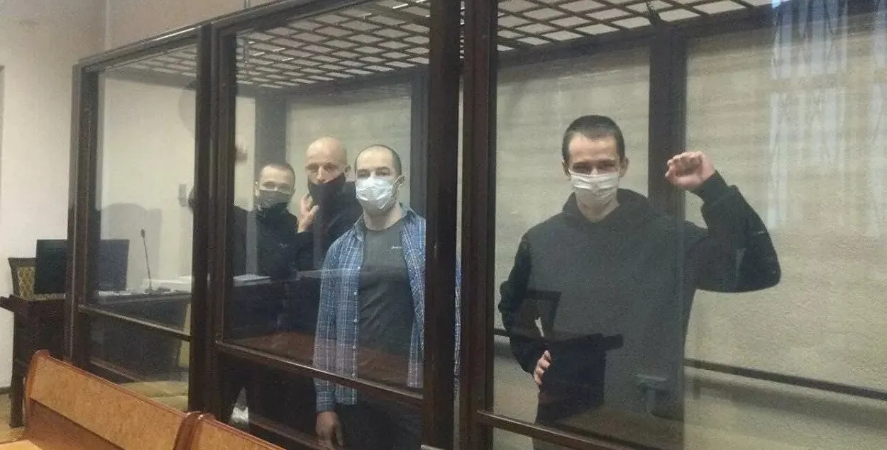 Группа анархо-партизан на суде
