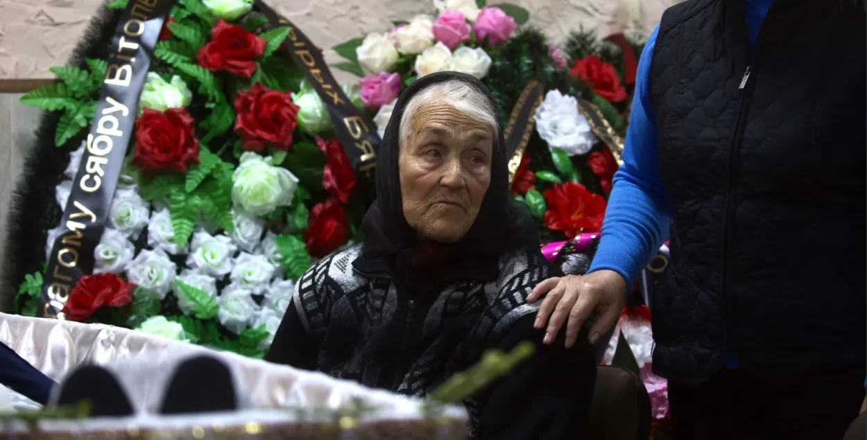 Алена Міронаўна Ашурак на развітанні з сынам
