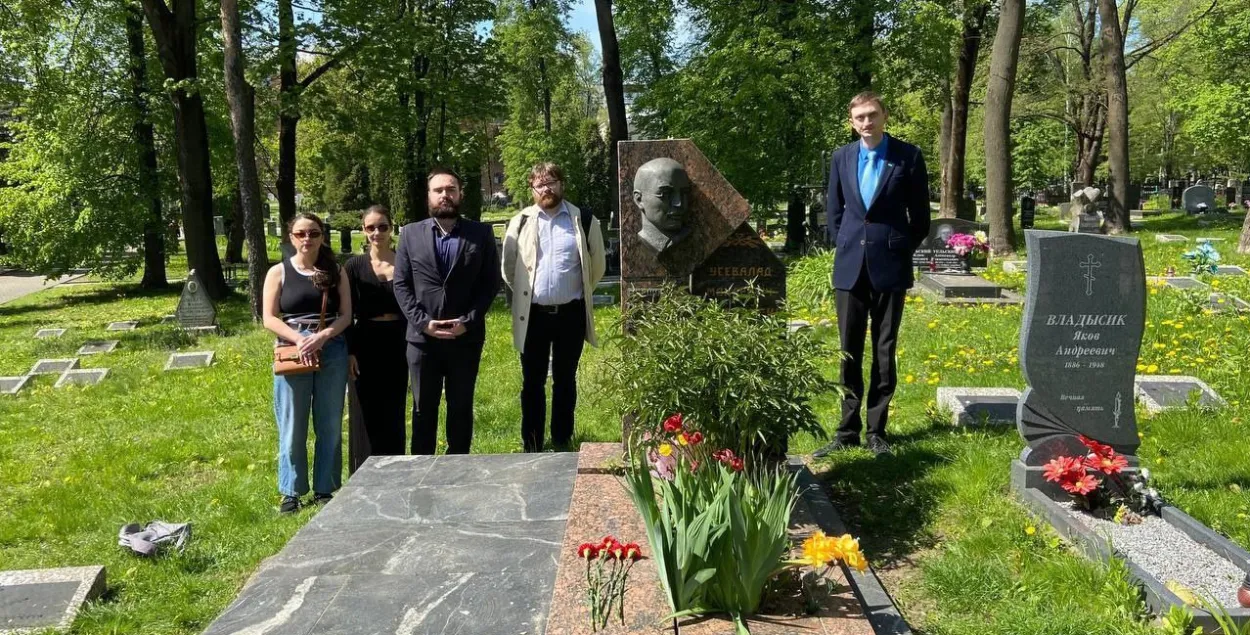 На магіле Усевалада Ігнатоўскага
