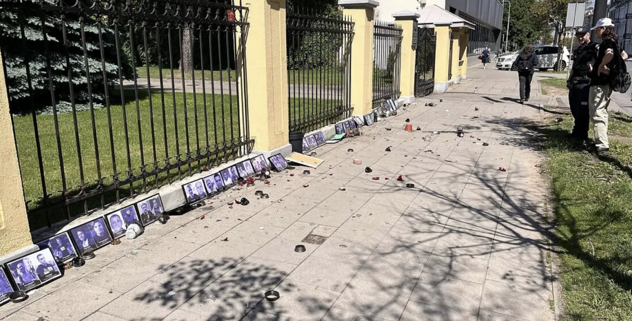 Каля амбасады Беларусі апаганены мэмарыял ахвярам беларускага рэжыму
