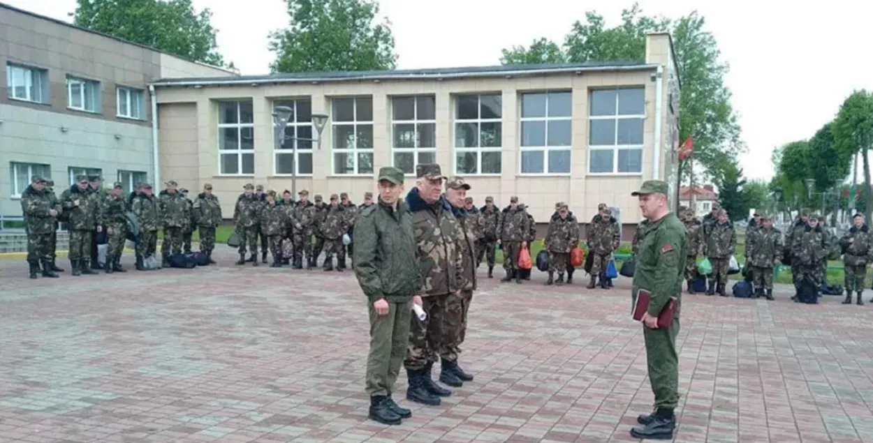 Мужчын адпусцяць дахаты толькі ў канцы траўня
