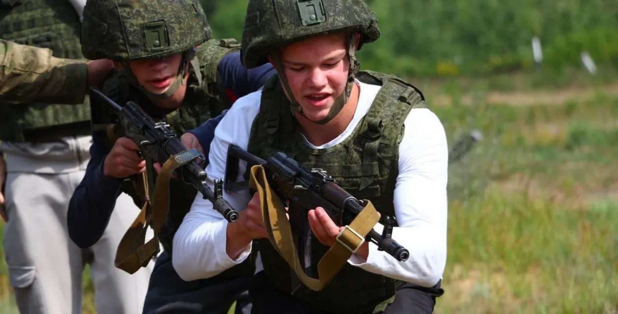 Школьнікаў адправілі ў атаку на "варожыя акопы"
