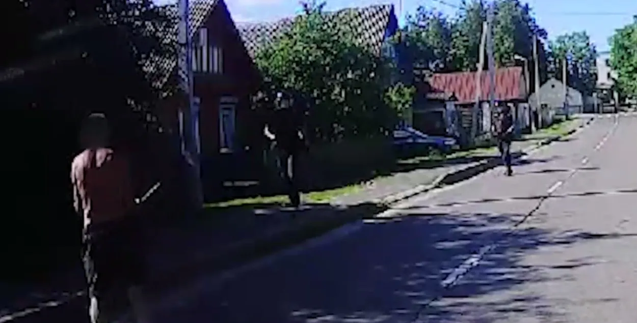 Мужчина с ножом бросался на людей в Буда-Кошелево
