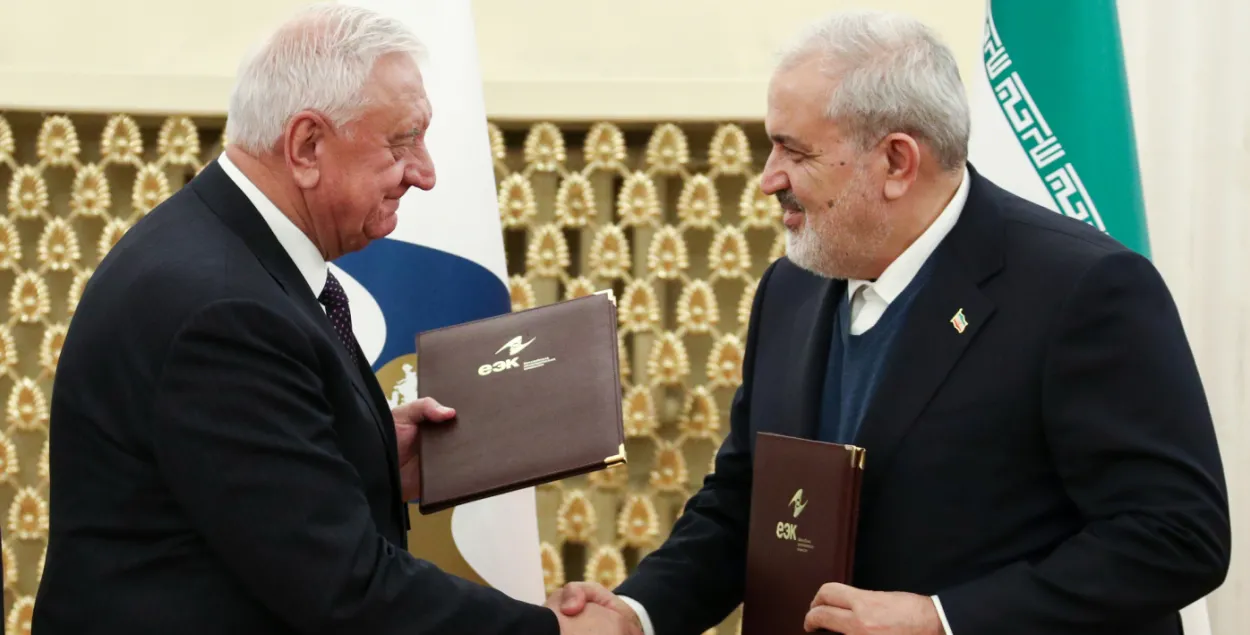 Міхаіл Мясніковіч і іранскі міністр прамысловасці Абас Аліябадзі падчас падпісання Пагаднення аб свабодным гандлі паміж ЕАЭС і Іранам
