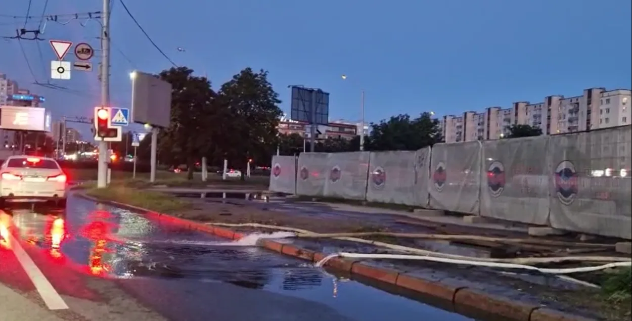 Воду через шланги сливали на проезжую часть&nbsp;
