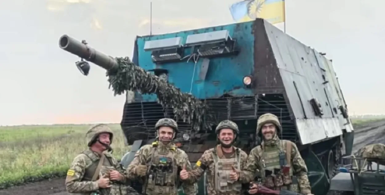 Украінскія вайскоўцы каля захопленага танка

