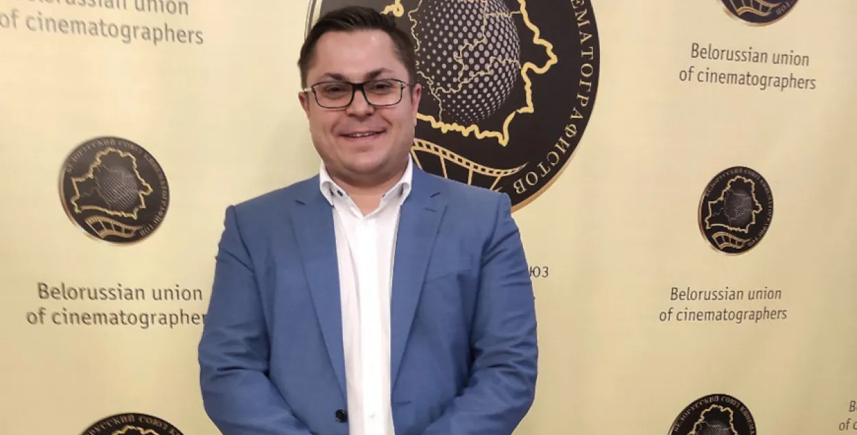 Яўген Арандарэвіч на фоне лагатыпа Беларускага саюза кінематаграфістаў
