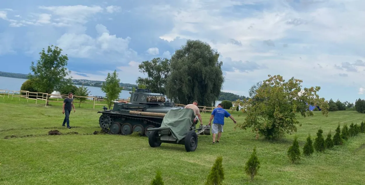 Танк і гармату прыцягнулі на месца "гістарычнай рэканструкцыі"

