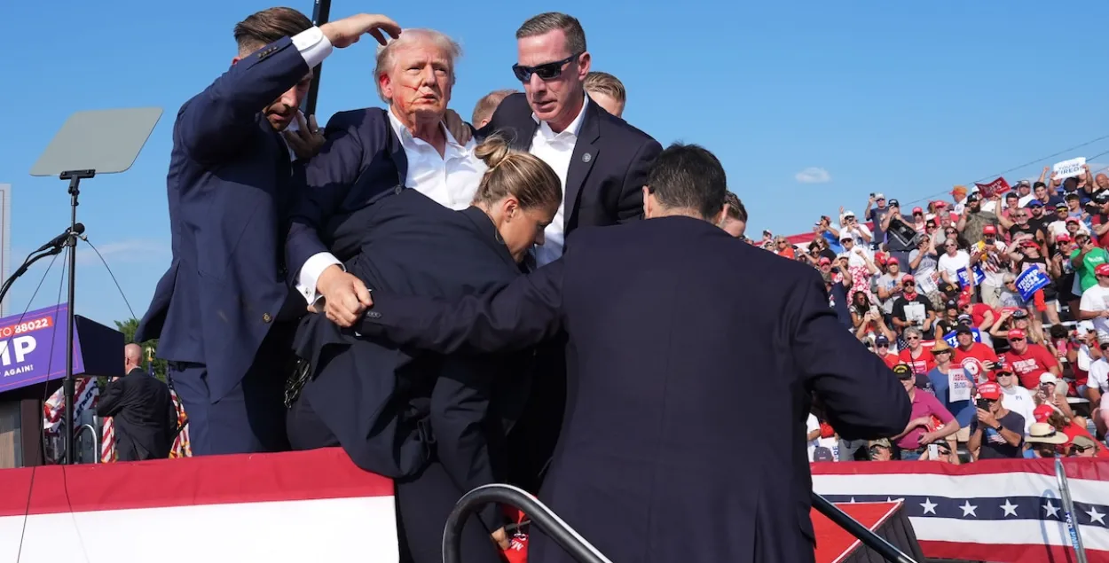 Раненого Трампа уводят со сцены
