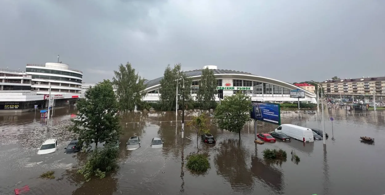 Ливень затопил Комаровский рынок
