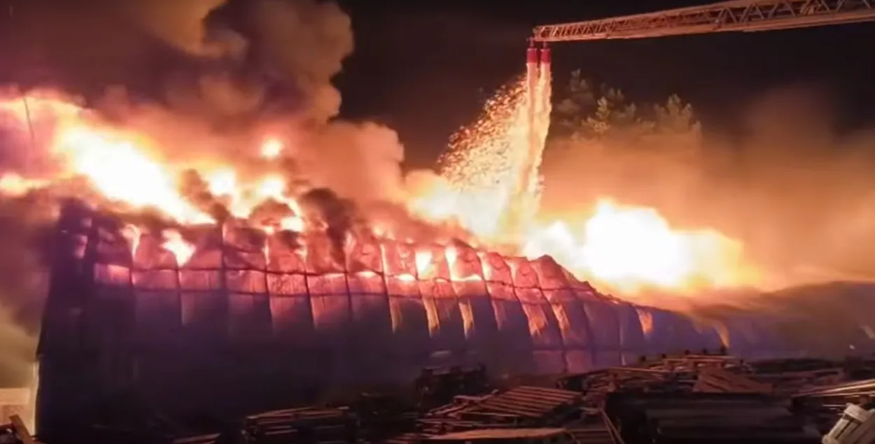 Пожарные ликвидируют пожар на "Лакокраске"&nbsp;

