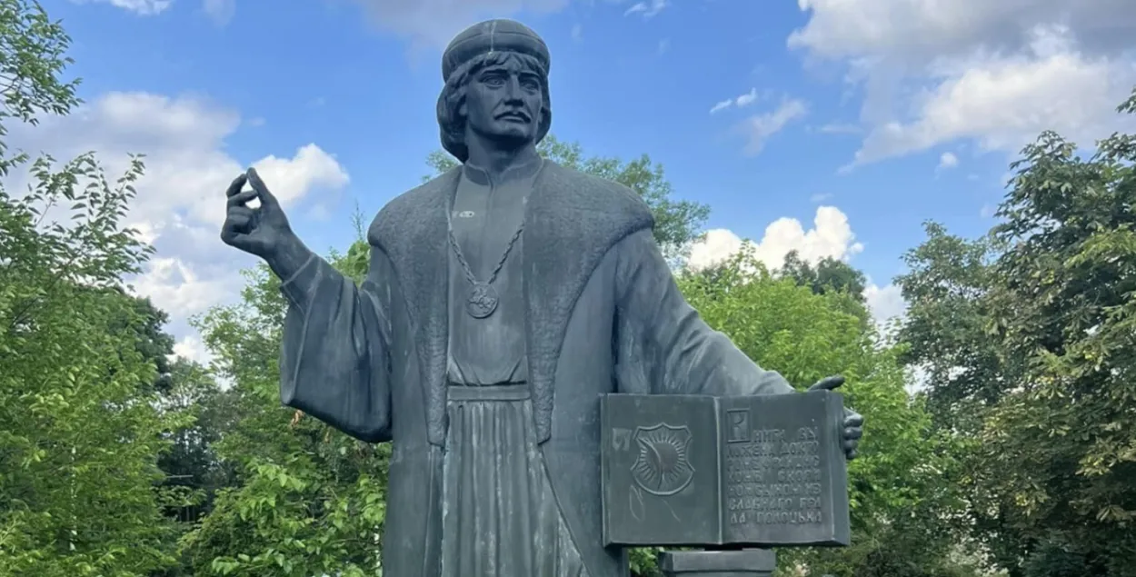 Помнік у пражскіх Градчанах
