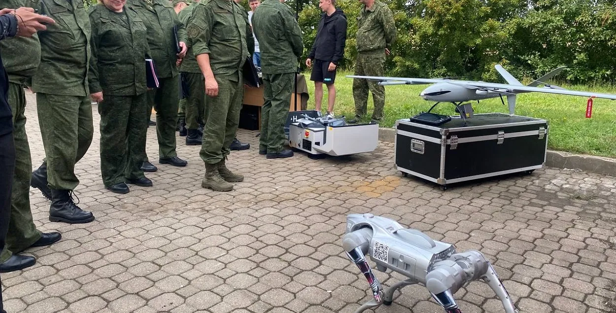 Робат-сабака і камандзіры мінскай тэрабароны
