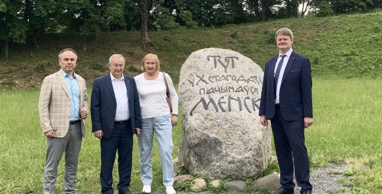 Вадим Лакиза (слева) возле городища на Менке
