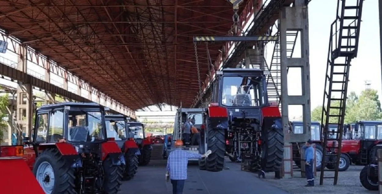 МТЗ отправляет свою продукцию
