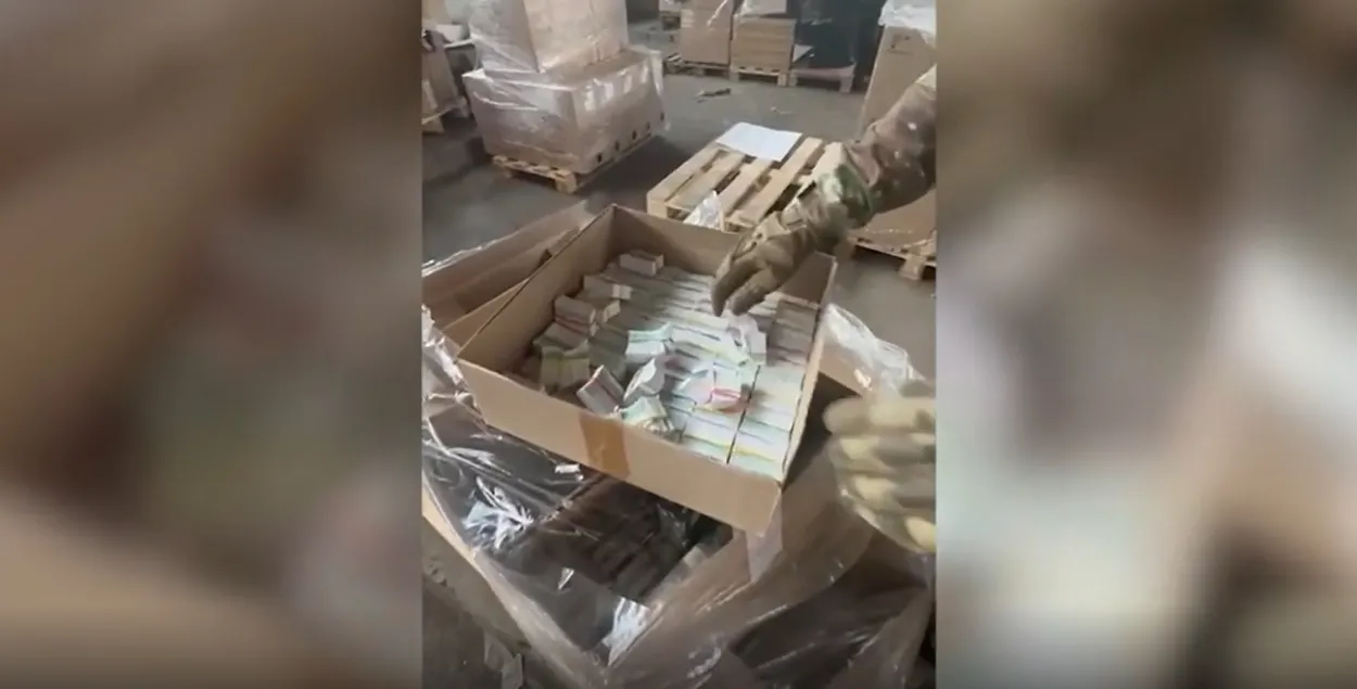 Сотрудники ФСБ на фабрике в Калуге
