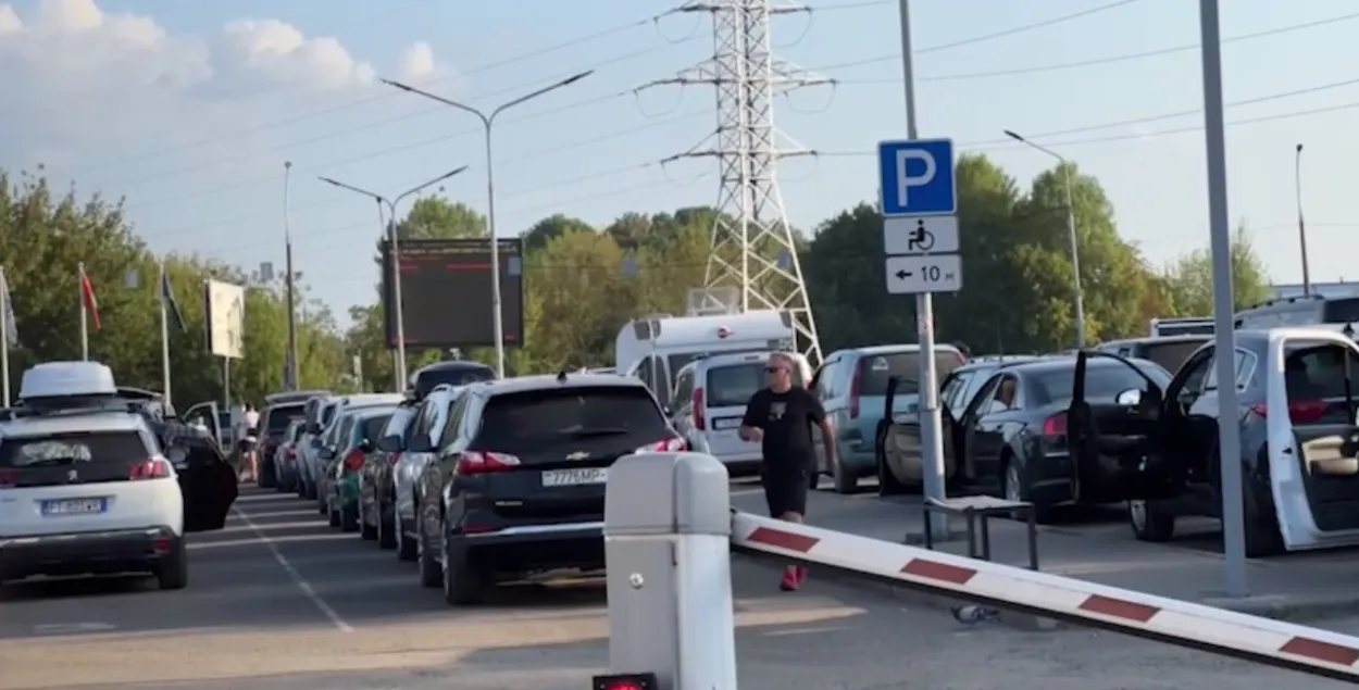 А вот легковушек по-прежнему много
