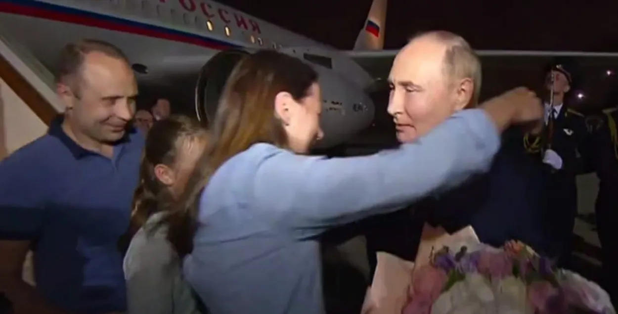 Путин встречает Дульцевых в аэропорту

