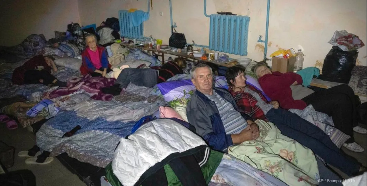 Суджа, людзі хаваюцца ў падвале
