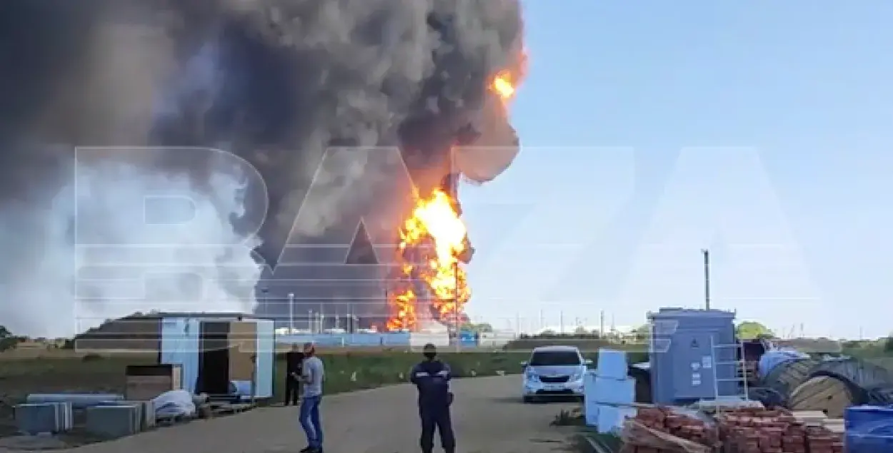 Горящая нефтебаза
