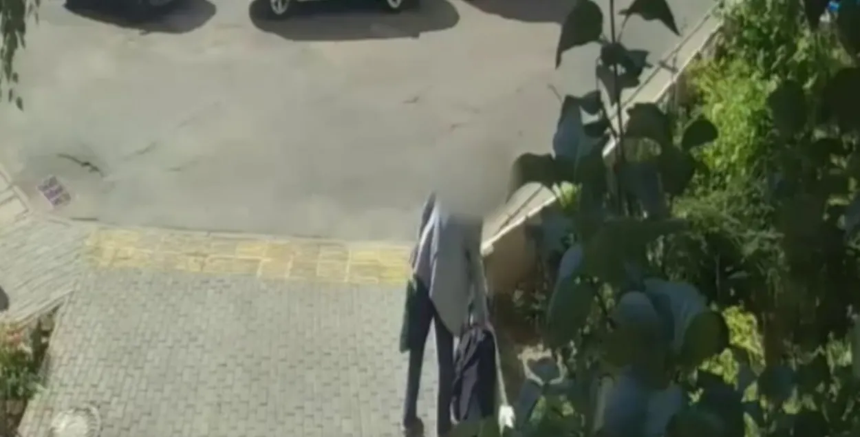 Мужчина украл сумку с массажным столом
