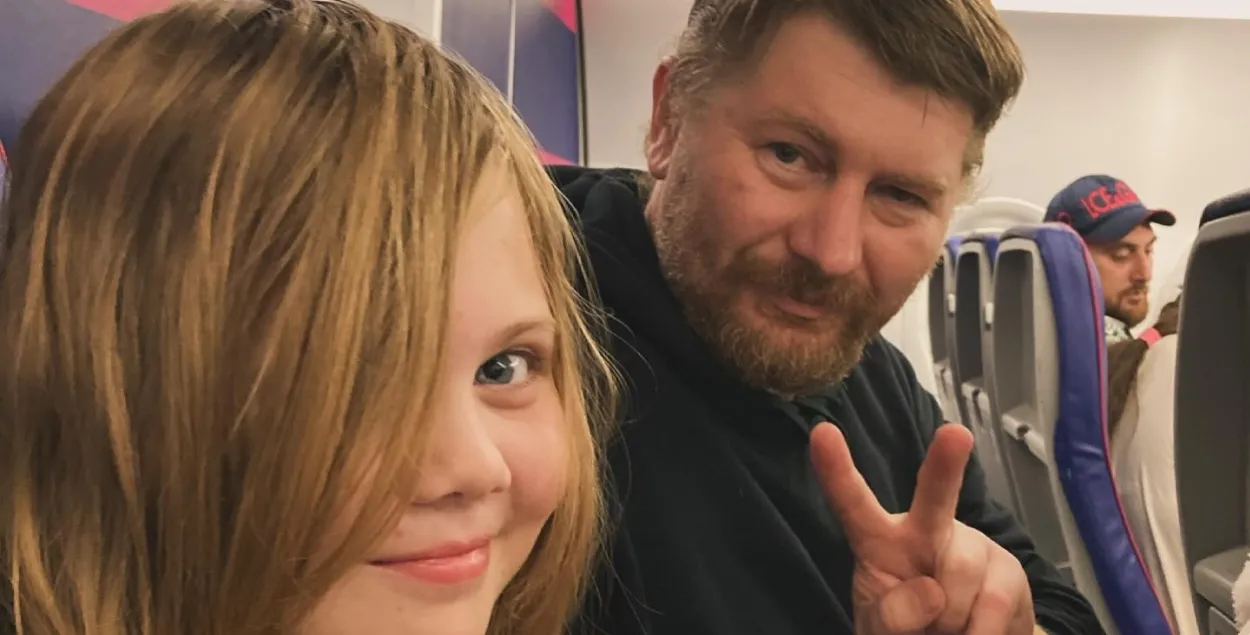 Андрей Мелешко с дочерью в самолете
