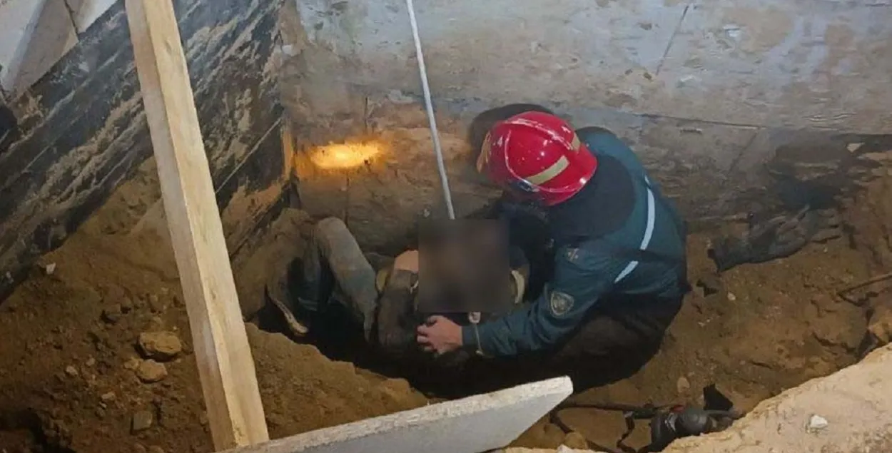Сотрудники МЧС откопали пострадавшего
