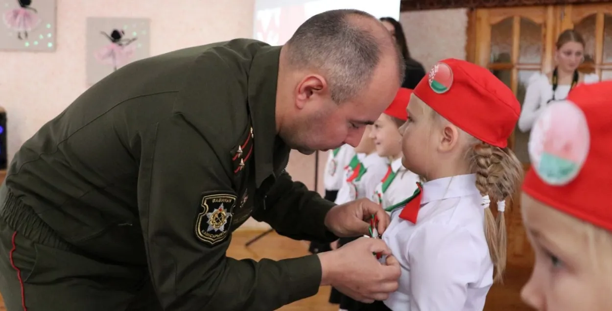 Ваенны камісар і дзеці
