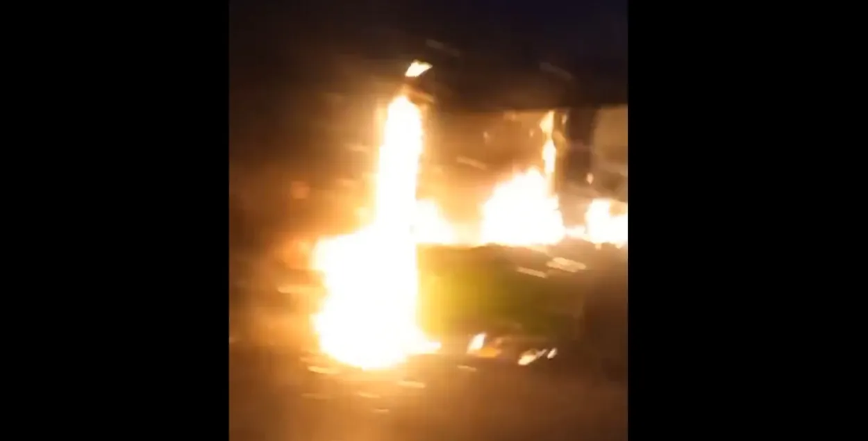 Огонь охватил весь автобус
