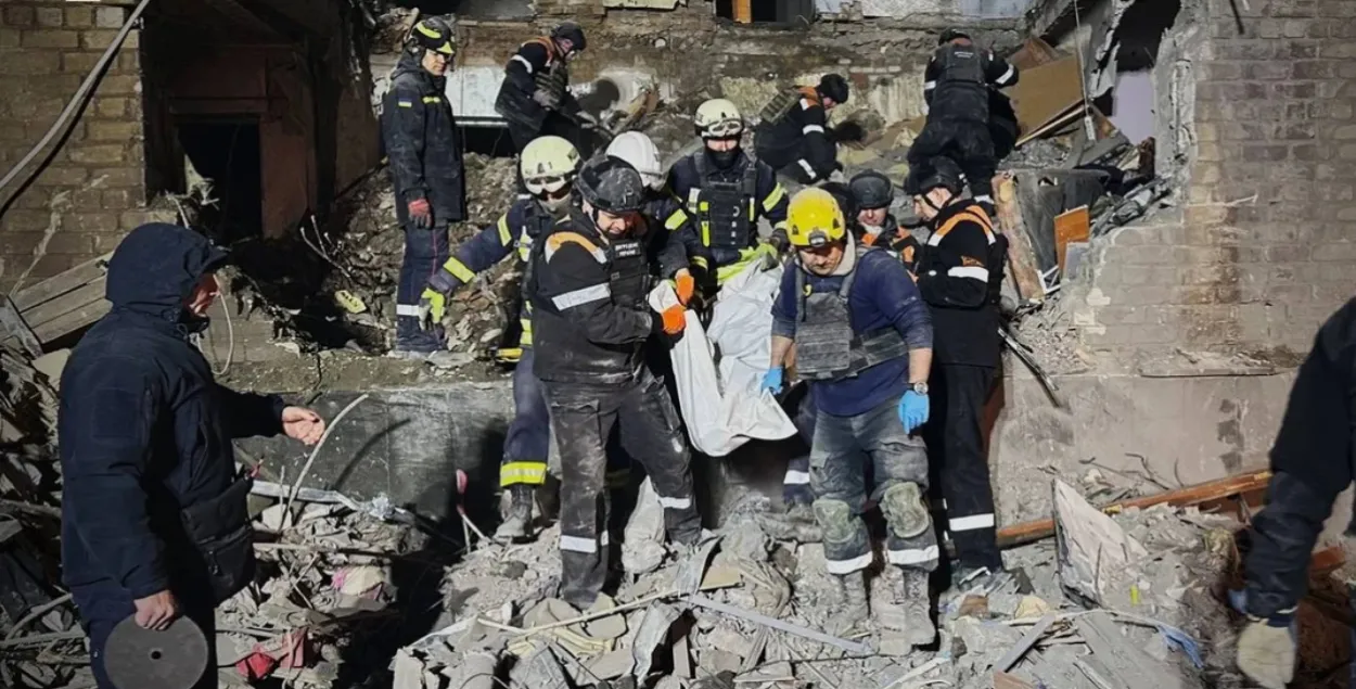 Ратавальнікі разбіраюць завалы ў Крывым Розе
