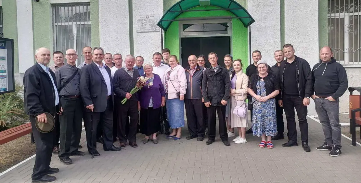 Чальцы баптысцкай царквы прыйшлі падтрымаць пастара (ён з кветкамі) да будынка суда ў 2023 годзе
