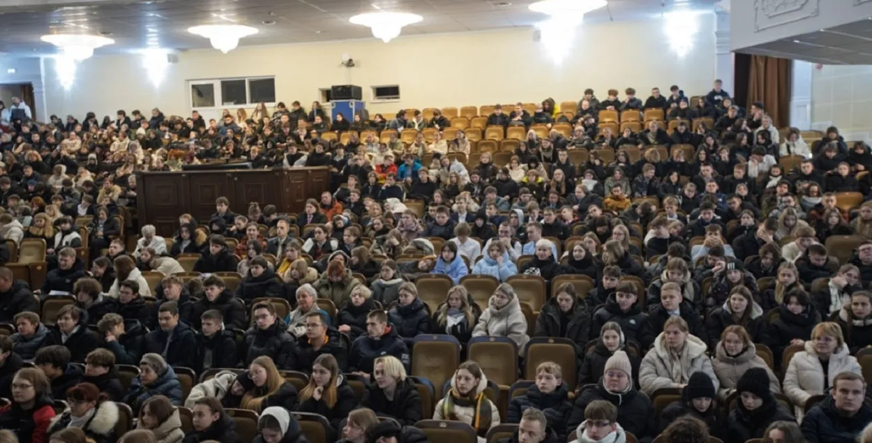 У зале былі школьнікі і студэнты
