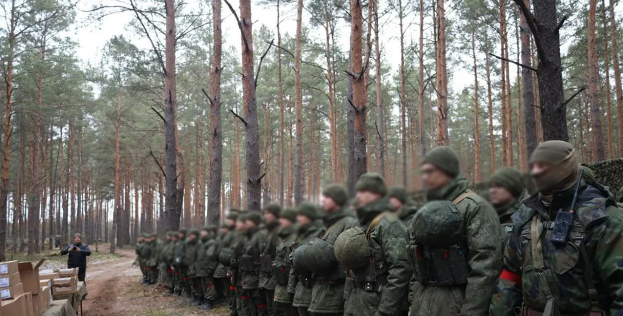 Белорусские военные в лесу в районе границы с Польшей
