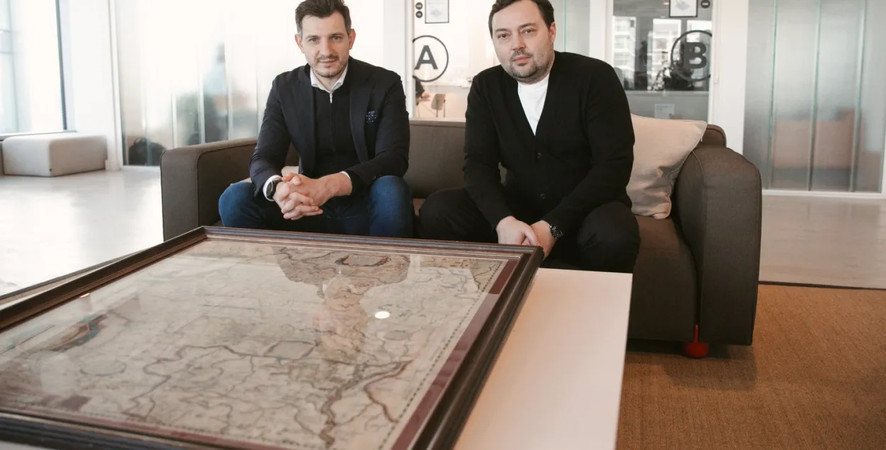 Рыгор Астапеня і Павел Мацукевіч каля карты
