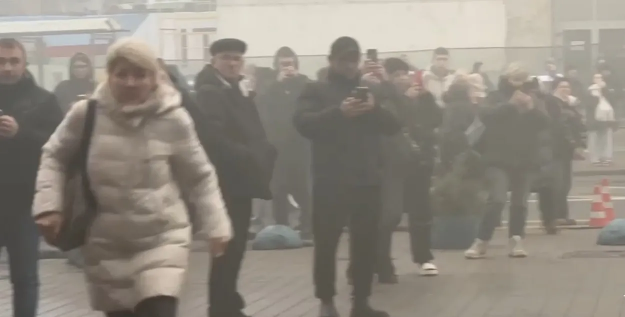 Эвакуированные из торгового центра

