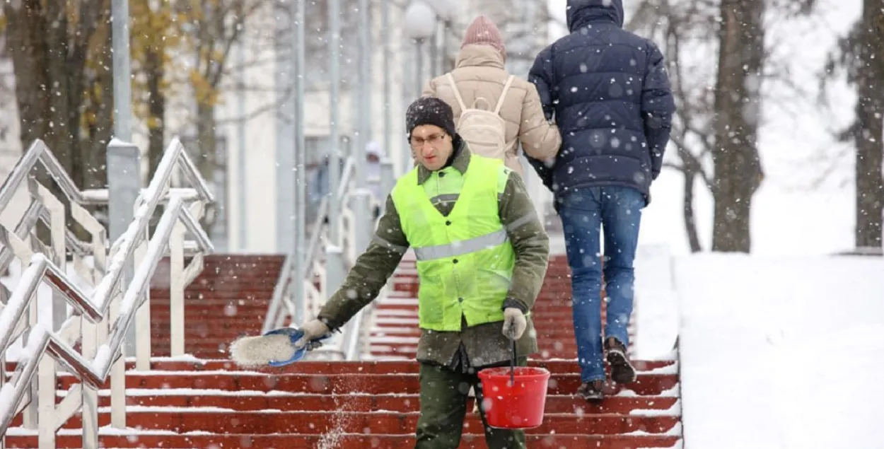 Проблема с дворниками, так как "небольшие зарплаты, тяжелый труд"

