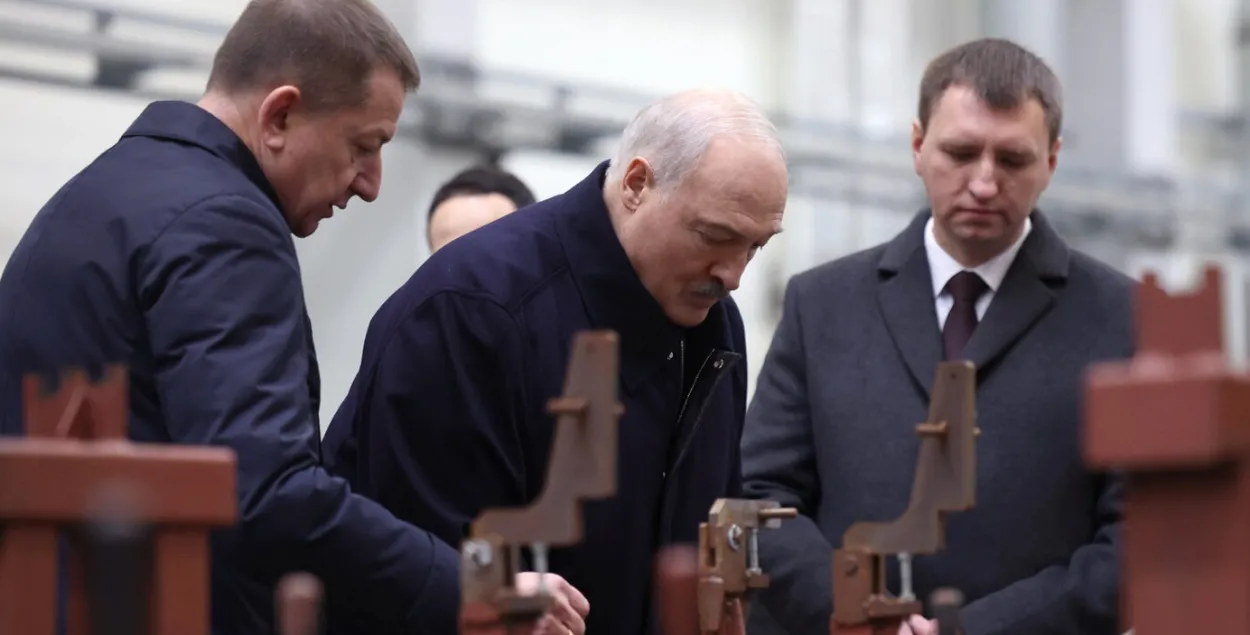 Александр Лукашенко на МАЗе
