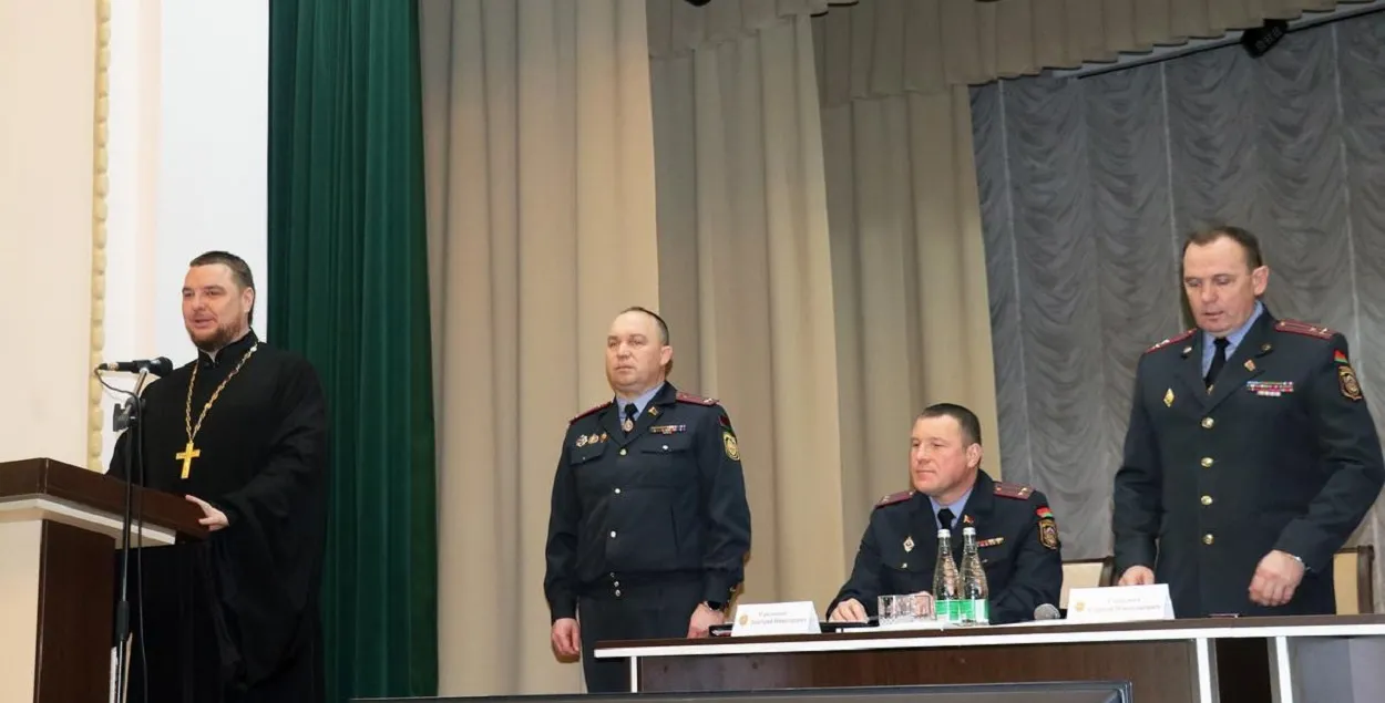 Праваслаўны святар і міліцыянты
