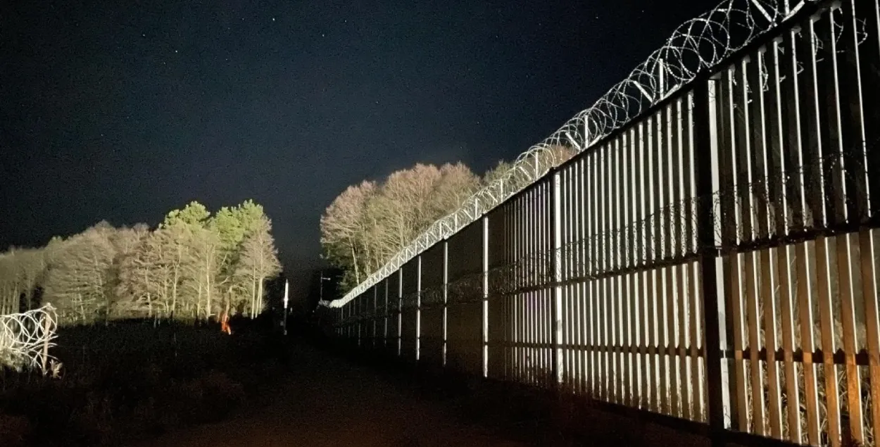 Мігранты зрабілі падкоп пад плотам на мяжы з Польшчай.
