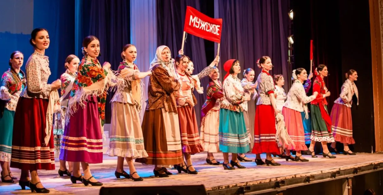 Один из спектаклей Луганского музыкально-драматического театра, который едет в Беларусь
