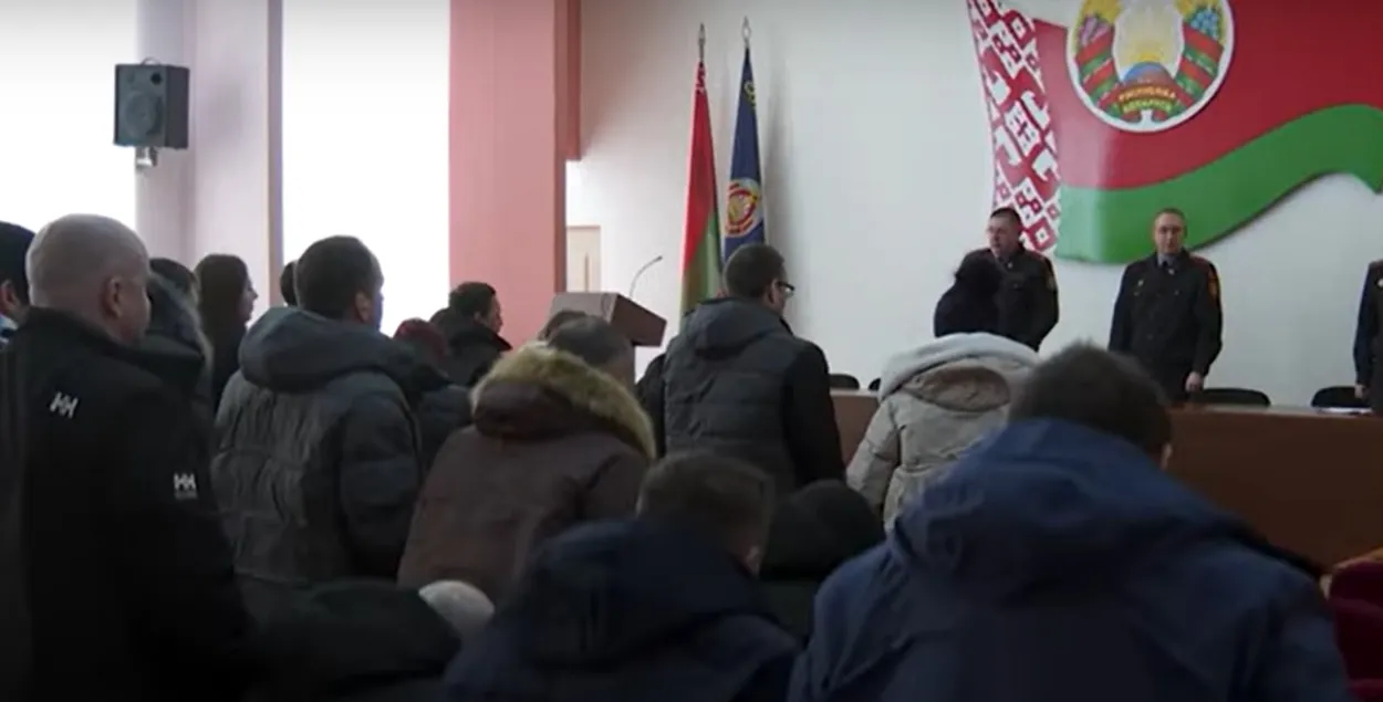 Милиционеры и бывшие осужденные за политику
