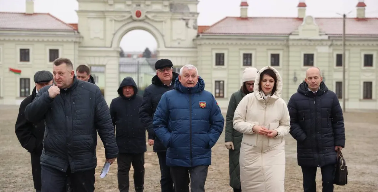 Пётр Пархомчык (у цэнтры) у Ружанскім палацы Сапегаў
