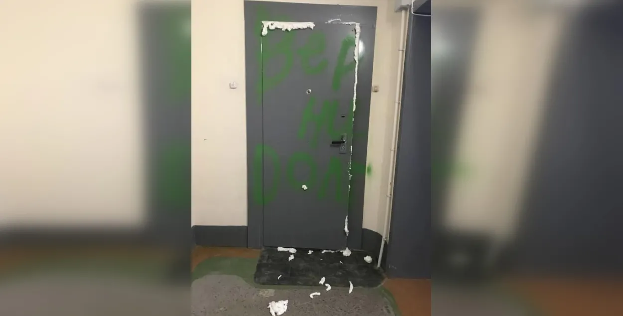 Дзверы ў кватэру Таццяны Ашуркевіч

