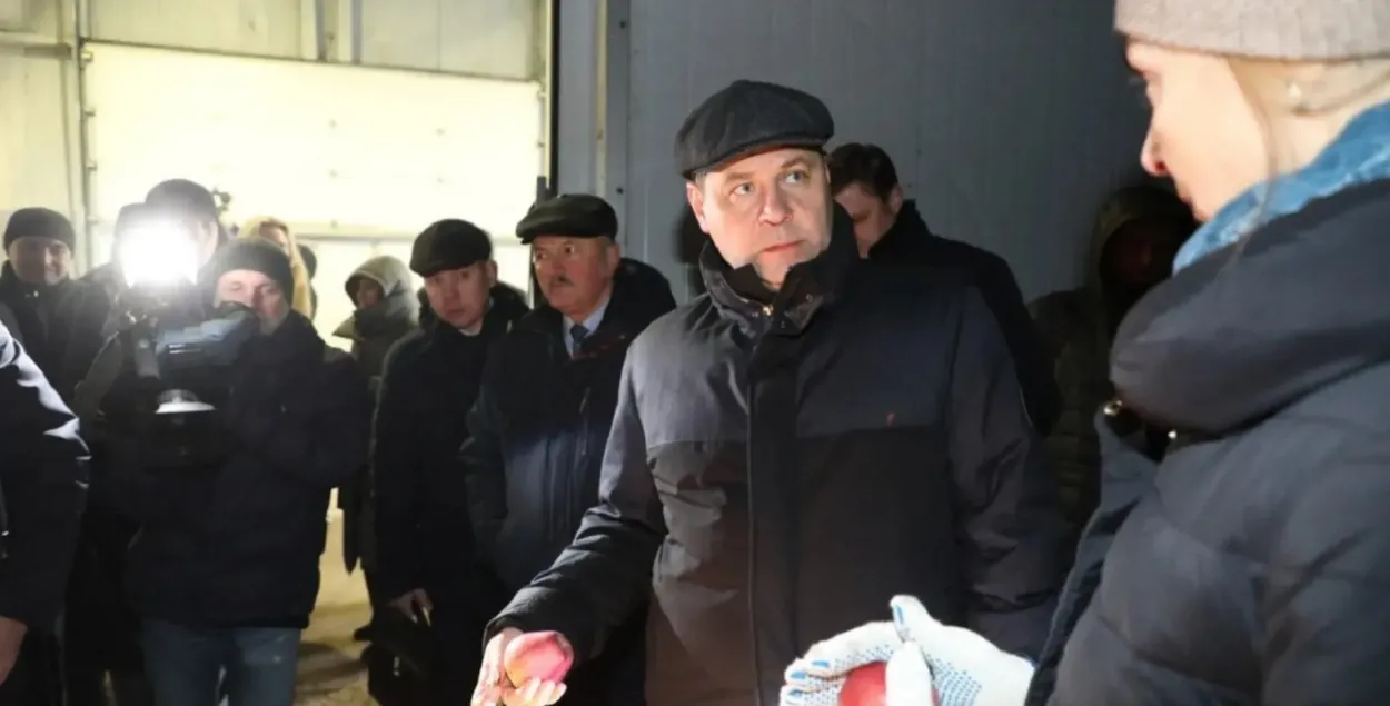 Премьер Роман Головченко и яблоки
