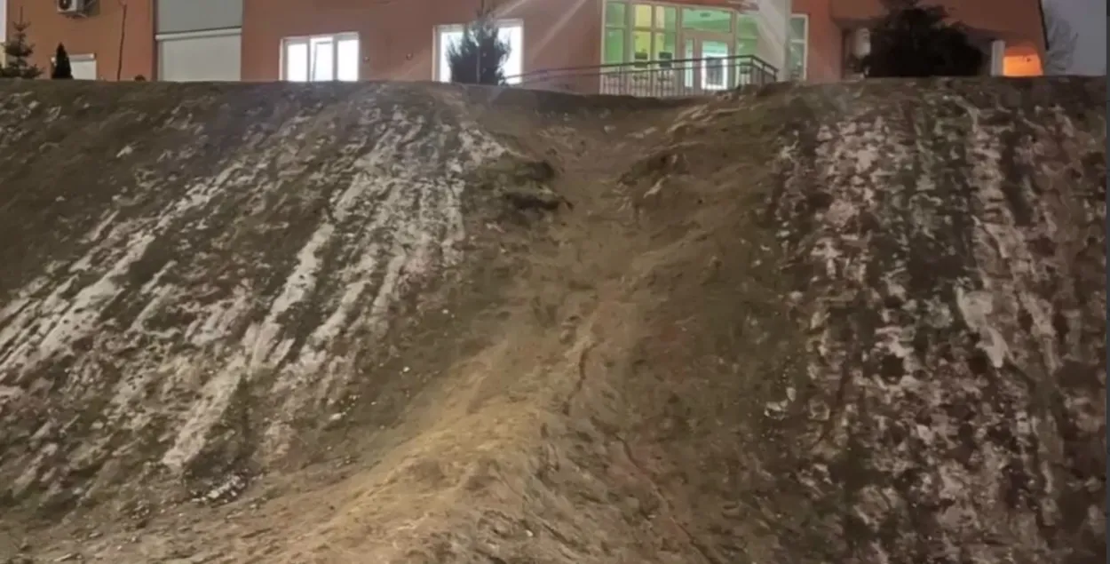 Неабсталяваная горка ў Гродне, з якой катаюцца дзеці
