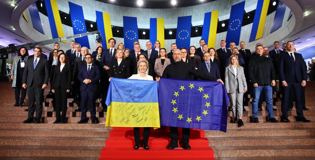 Урсула фон дер Ляйен с украинским флагом
