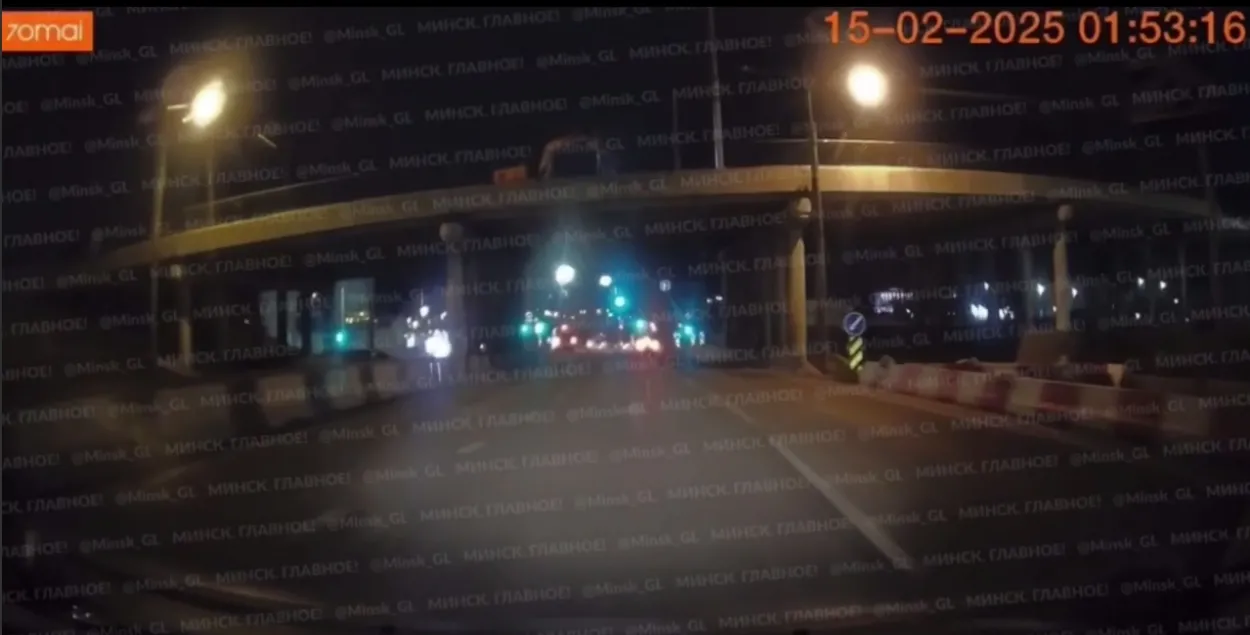 На машыну ў Мінску зваліўся кавалак бетона з моста
