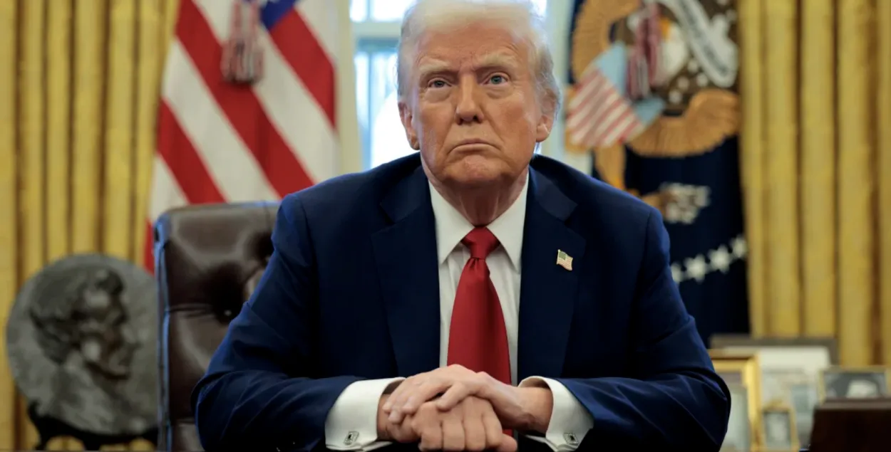 Президент Дональд Трамп беседует с журналистами в Белом доме в Вашингтоне, округ Колумбия, 30 января
