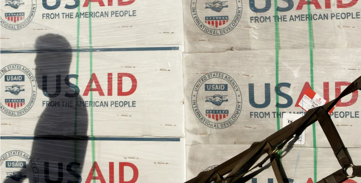 Агенцтва міжнароднага развіцця ЗША USAID размяркоўвае гуманітарную дапамогу для пацярпелых ад супертайфуна "Хаян" у 2013 годзе
