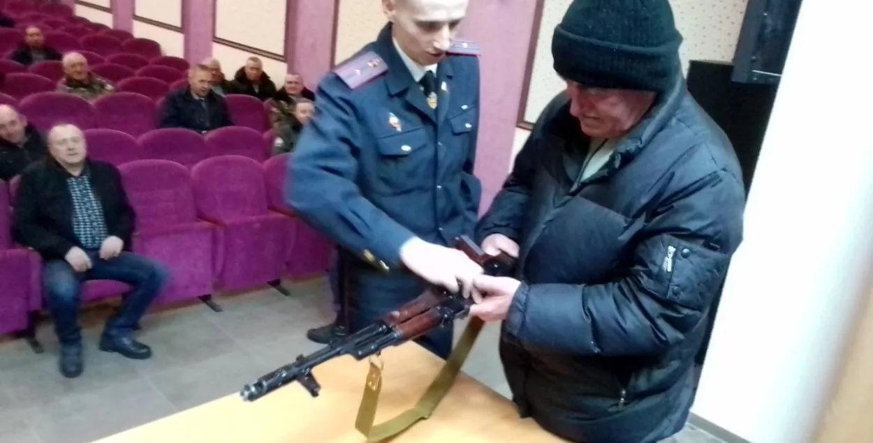 Многія прысутныя мужчыны дзясяткі гадоў не трымалі ў руках аўтамат
